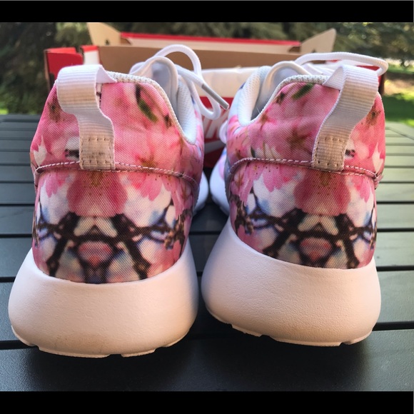 Limited Edition Nike Roshe One Cherry Bls Sneakers - Picture 5 of 7